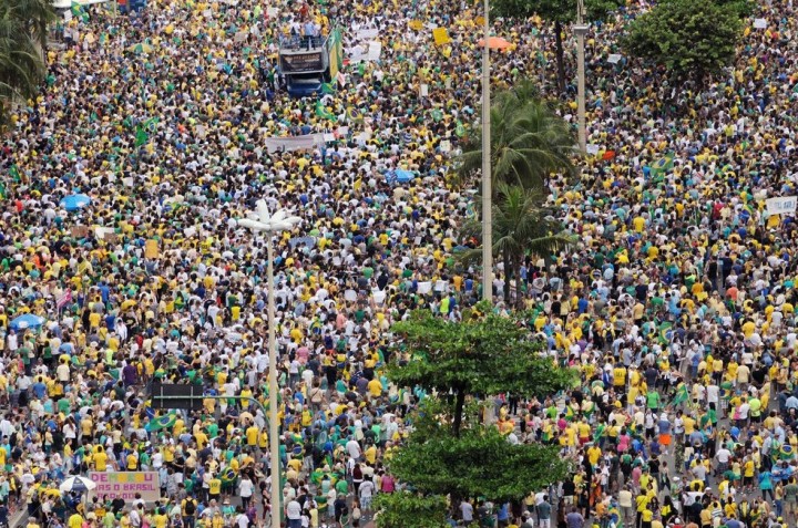 Multidão tona conta da Avenida Atlântica, na altura do posto 5 (Foto - Alexandre Durão)